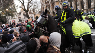 Хиляди протестиращи студенти заляха Лондон 
