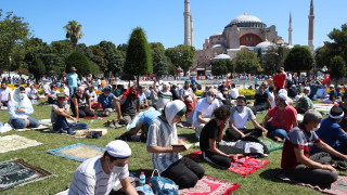 Мюсюлмански молитви в Света София в Истанбул за първи път от