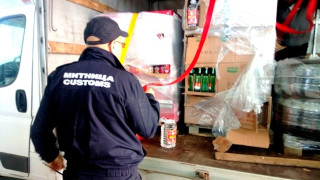 Митнически служители откриха 1700 литра алкохол при проверка на товарен