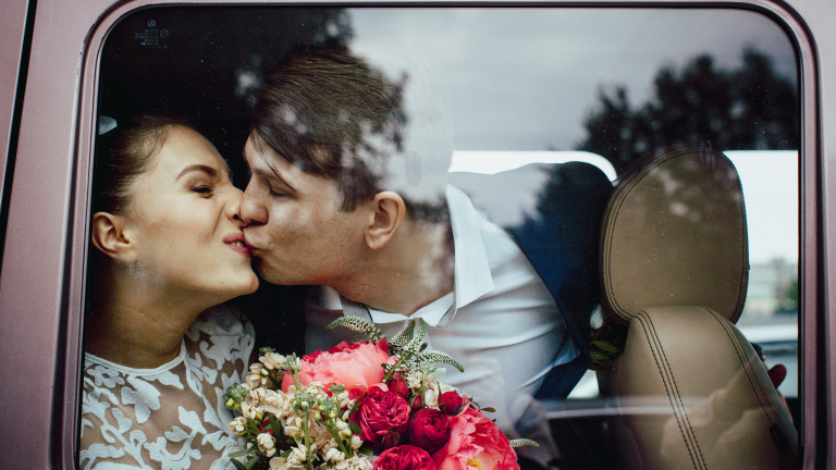 Сватбите са дълбоко свързани с традициите. Модните тенденции идват и