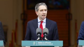 Ирландският министър председател Саймън Харис е пред дилема дали да