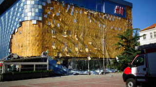 Прокуратурата проверява защо е паднала фасадата на благоевградския мол