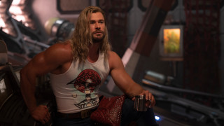 От цяла една седмица Тор Любов и гръмотевици се върти по кината