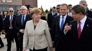 Меркел, Туск и Тимерманс пристигнаха в бежанския лагер в Газиантеп 