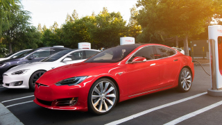 Tesla удвоява своите зарядни станции