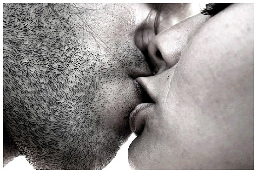 Защо човек затваря очи, когато се целува