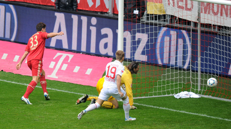 Байерн се измъчи с Аугсбург