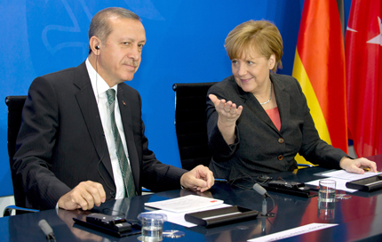 Защо Меркел отиде точно сега в Турция?