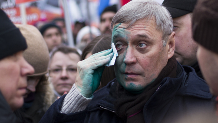 Заляха със зелена течност участник в шествието в памет на Борис Немцов