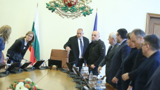 Над 100 хиляди защитни облекла месечно били нужни не само за лекари