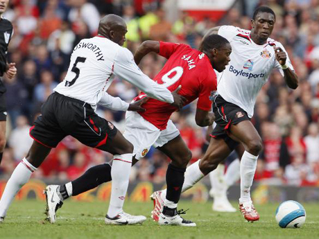 Луис Саа носи победата на Манчестър Юнайтед