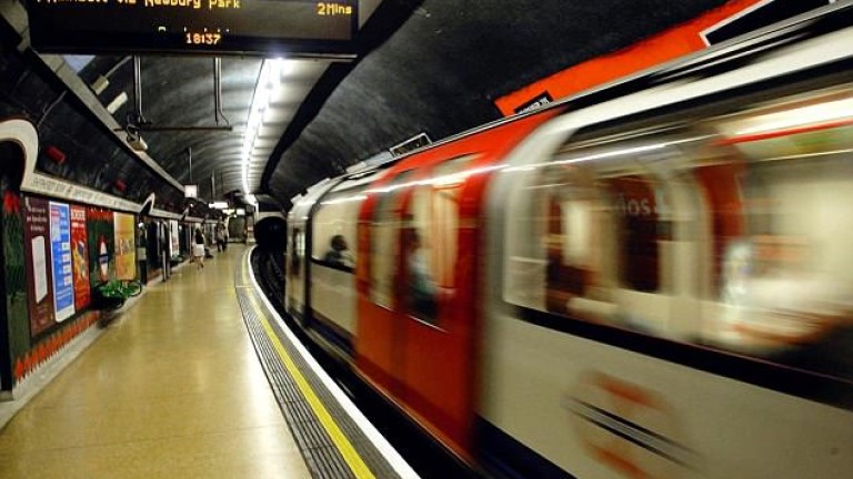 Жена е била пребита в лондонското метро, съобщава в. Дейли