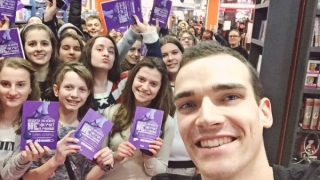 Емил Конрад прави комедийно шоу на живо