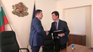 Заместник министърът на младежта и спорта Николай Павлов подписа договори