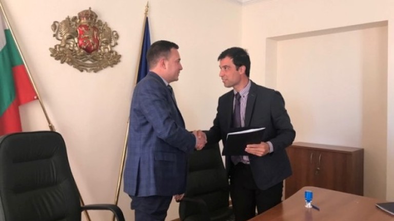 Заместник-министърът на младежта и спорта Николай Павлов подписа договори с