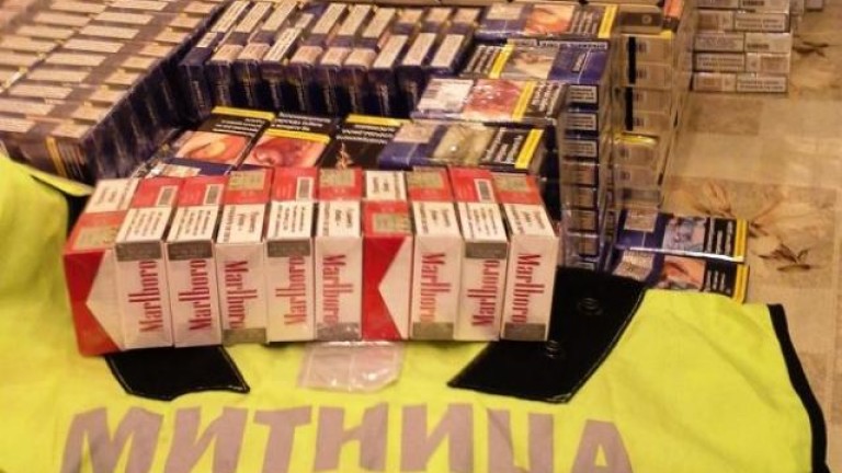 Митничари задържаха 43 000 къса цигари в тайници на микробус