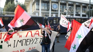 Група привърженици на Гръцката комунистическа партия се опитаха да съборят
