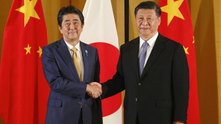 Японският премиер Шиндзо Абе и китайският президент Си Дзинпин се