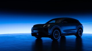 Вече от доста време Porsche тийзва автомобилните фенове за идването на