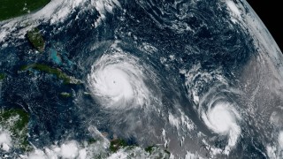 Опитите на спасителните служби да достигнат засегнатите от урагана Ирма