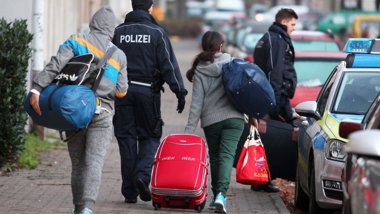 Над 964 000 имигранти отишли в Германия от началото на 2015-а