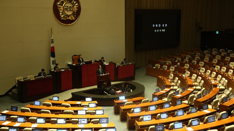 Опозицията в Южна Корея прекрати 193-часов маратон от речи в парламента 