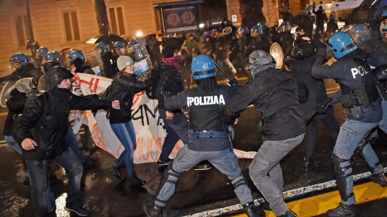 Италианската полиция влезе в сблъсъци с около стотина крайнолеви протестиращи,