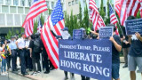  Протестиращи в Хонконг развяват флагове на Съединени американски щати и приканват Тръмп да ги освободи 