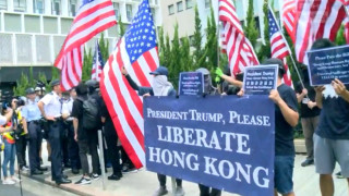 Хиляди протестиращи в Хонконг пеят националния химн на САЩ призовавайки