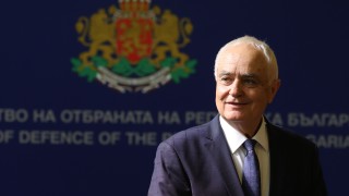 Военният министър: Имаме свръхзапаси, които предоставяме на Украйна
