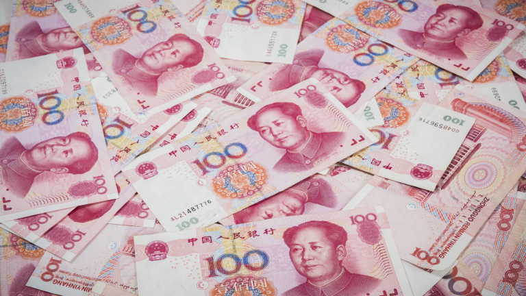 Китайският юан падна до 6-годишно дъно спрямо долара