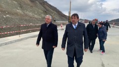 Министър Шишков инспектира укрепването на свлачището при тунел Железница