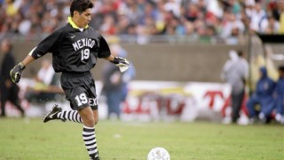 Емблематичният мексикански вратар Хорхе Кампос Папагала подновява кариерата си