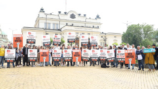 Телевизионни филмови и радио сценаристи излязоха по рано днес на протест