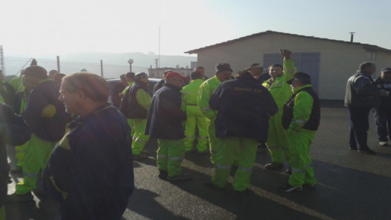 Работници блокират пътя Видин-София, за да си получат заплатите