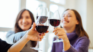 Мнозина пият вино вечер понякога като допълнение към домашно