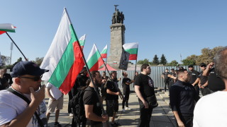 Противници на Паметника на Съветската армия в София се събраха