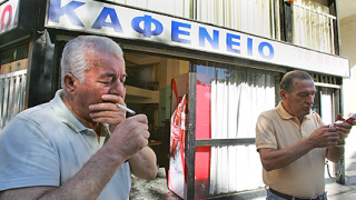 Гръцките пушачи вече са на улицата