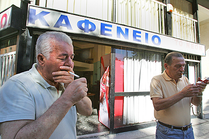 Гръцките пушачи вече са на улицата