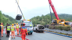 48 души вече са жертвите след срутването на магистрала в Южен Китай
