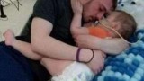 С дишане уста в уста бащата опитал да спаси Алфи Евънс