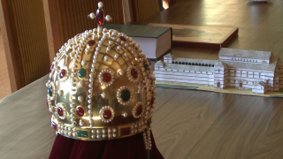 Проф. Божидар Димитров „подкупва” парламента ни с короната на българските царе
