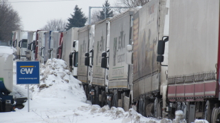Тежкотоварни автомобили закъсаха и блокираха пътя Благоевград Банско в района