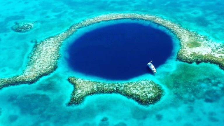 Какво откри Ричард Брансън на дъното на Великата синя дупка