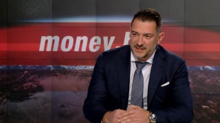 През последните месеци има една своеобразна война между централните банки