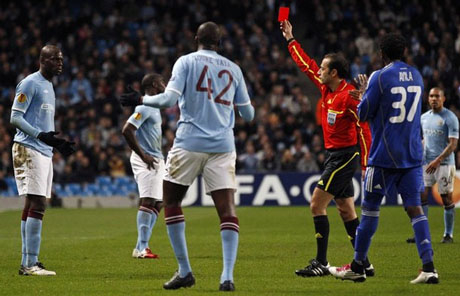 Пак скандали в Сити - Манчини хвърля куфар по Балотели