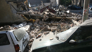 Срутена стена смачка 7 коли в центъра на София