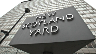  Полицията застреля въоръжен мъж в центъра на Лондон