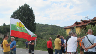 Протестиращи блокираха и моста над река Велека