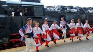 „Баба Меца” тегли „Влакът на буквите”